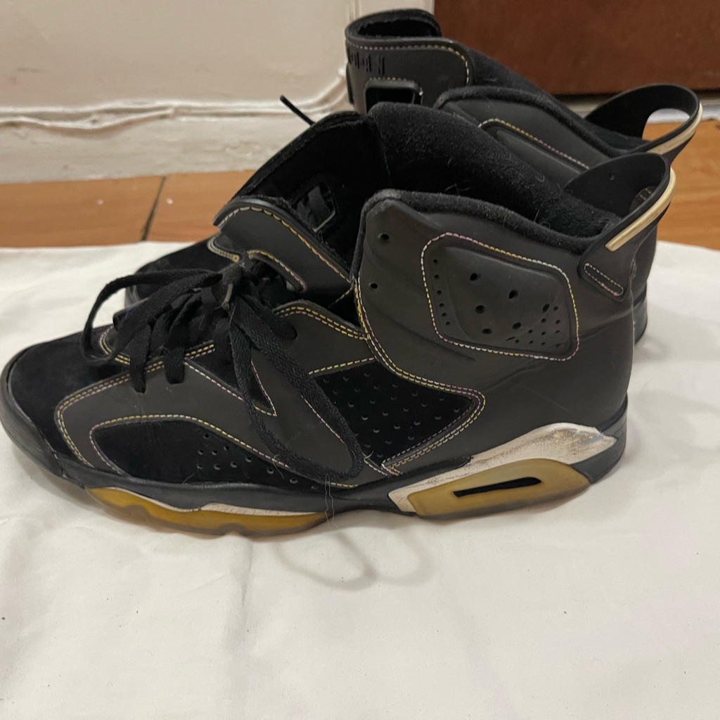 Nike Air Jordan Vi 9.5 Black High-Top Athletic Sneakers With Gold Accents